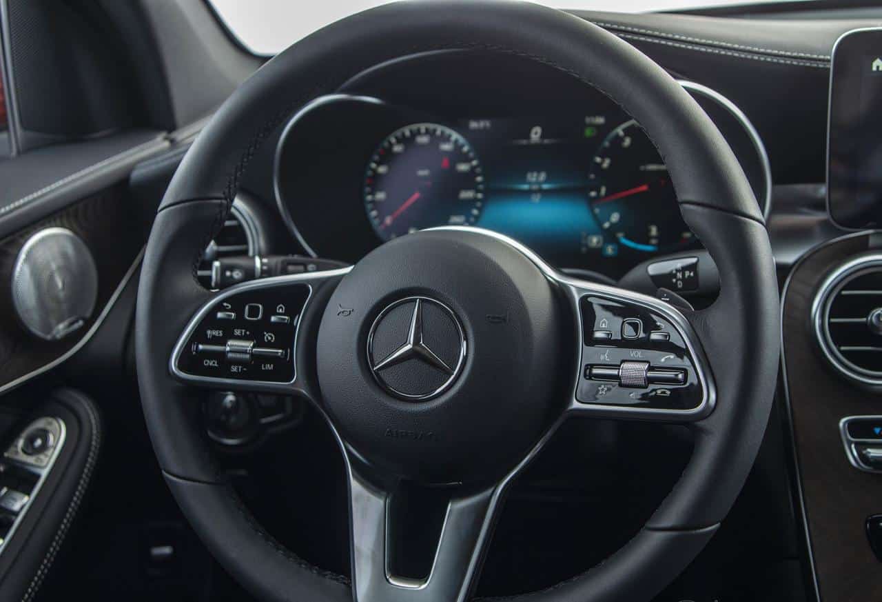 Mercedes GLC 200 4MATIC 2023 giá lăn bánh, đánh giá xe, ưu đãi (09/2022)
